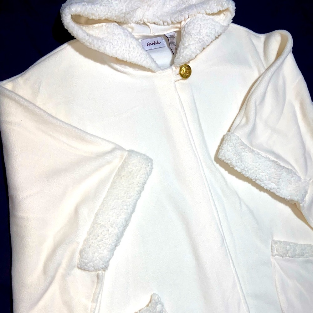 Le Mode Fleece & Sherpa Hooded Wrap-Poncho. One Size Fits Most. Cream Color.